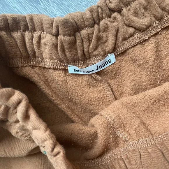 REFORMATION Hunter Classic Sweatshirt & Riley Short - Butterscotch - Picture 7 of 8